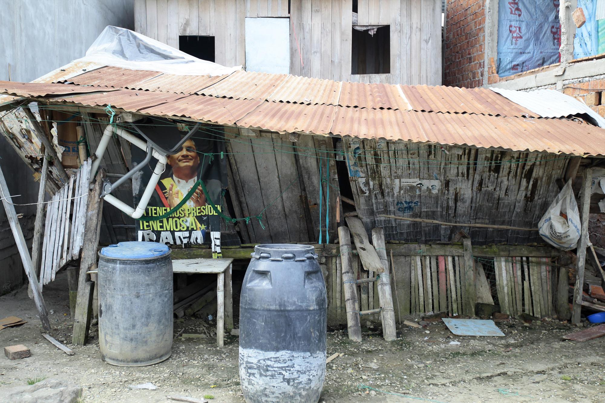  Pobladores de La Chorrera (Ecuador) hoy, lunes 18 de abril de 2016, tras el terremoto de 7,8 grados en la escala de Richter registrado el sábado en la costa norte de Ecuador. Según el presidente de Ecuador, Rafael Correa, hasta el momento, asciende a 272 el número de muertos y a 2.068 el de heridos por el terremoto del sábado. 