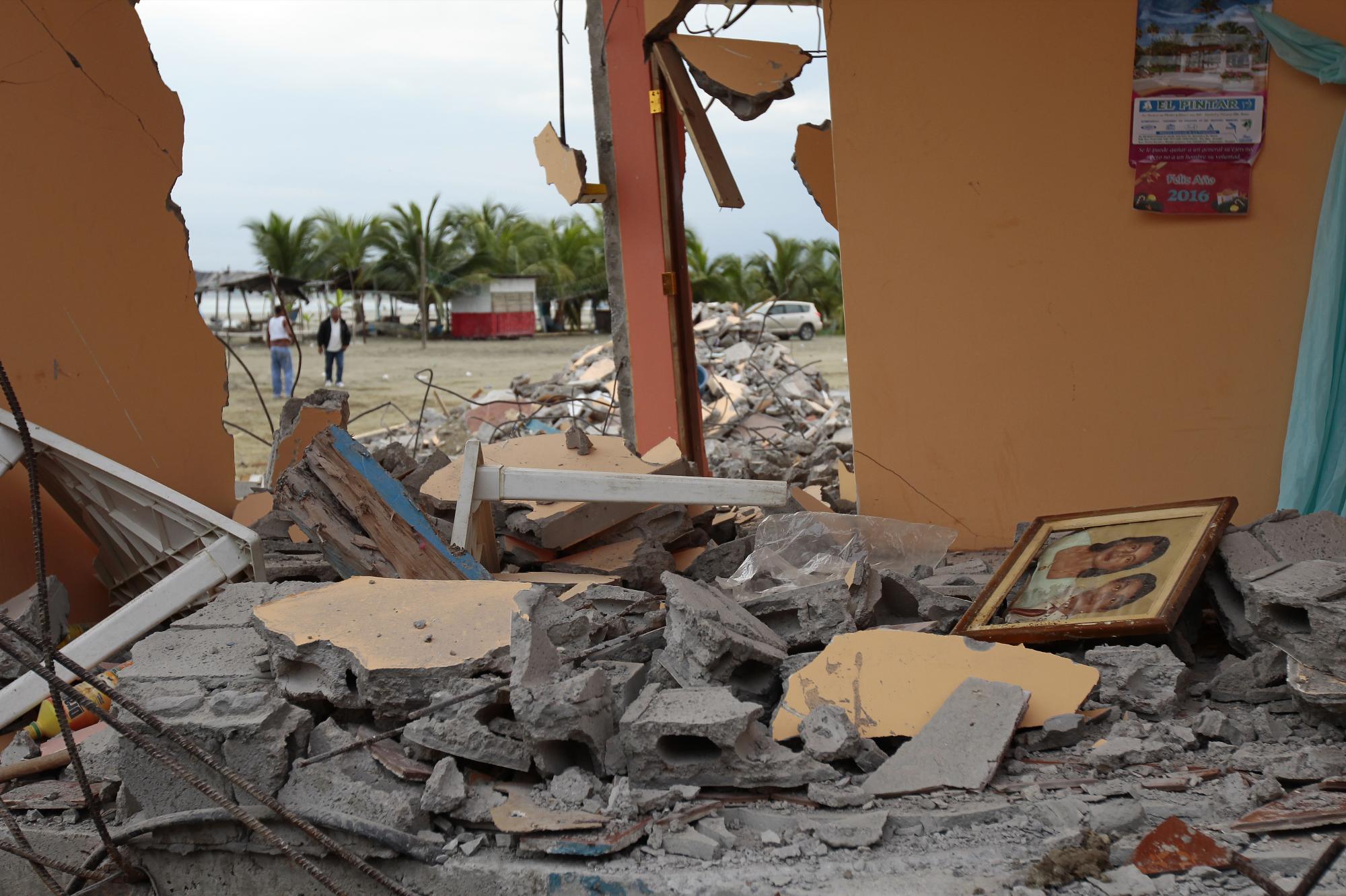 Vista de daños en La Chorrera (Ecuador) hoy, lunes 18 de abril de 2016, tras el terremoto de 7,8 grados en la escala de Richter registrado el sábado en la costa norte de Ecuador. Según el presidente de Ecuador, Rafael Correa, hasta el momento, asciende a 272 el número de muertos y a 2.068 el de heridos por el terremoto del sábado