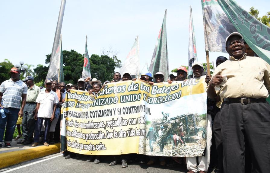 Trabajadores cañeros reclaman pensiones frente al Ministerio de Hacienda