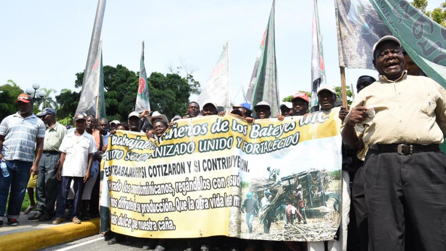 Trabajadores cañeros reclaman pensiones frente al Ministerio de Hacienda