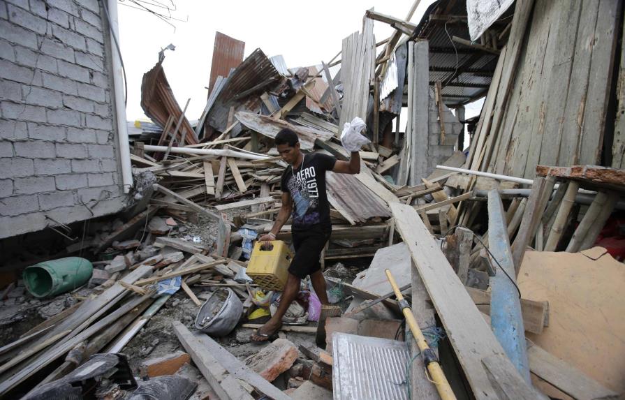 Muertos por terremoto en Ecuador ascienden a 350