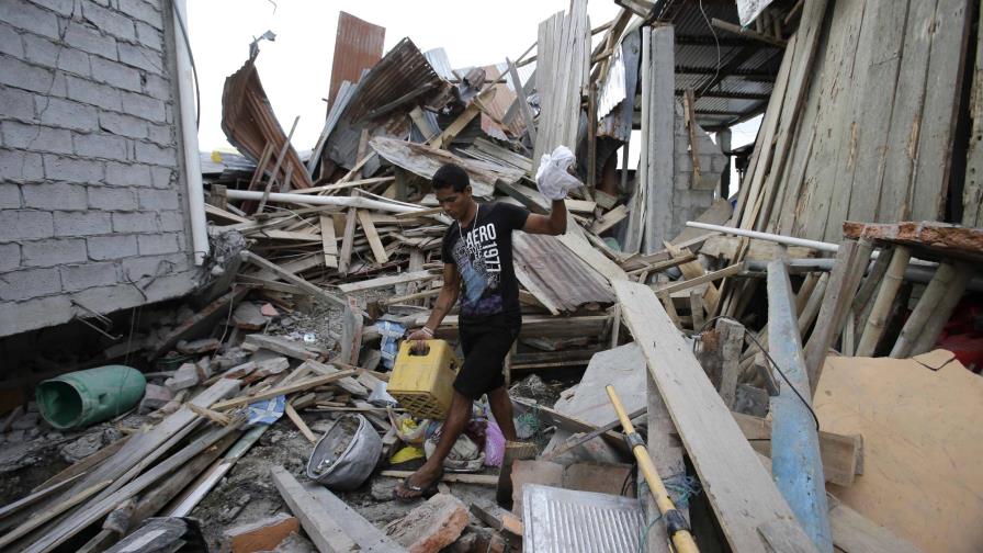 Muertos por terremoto en Ecuador ascienden a 350