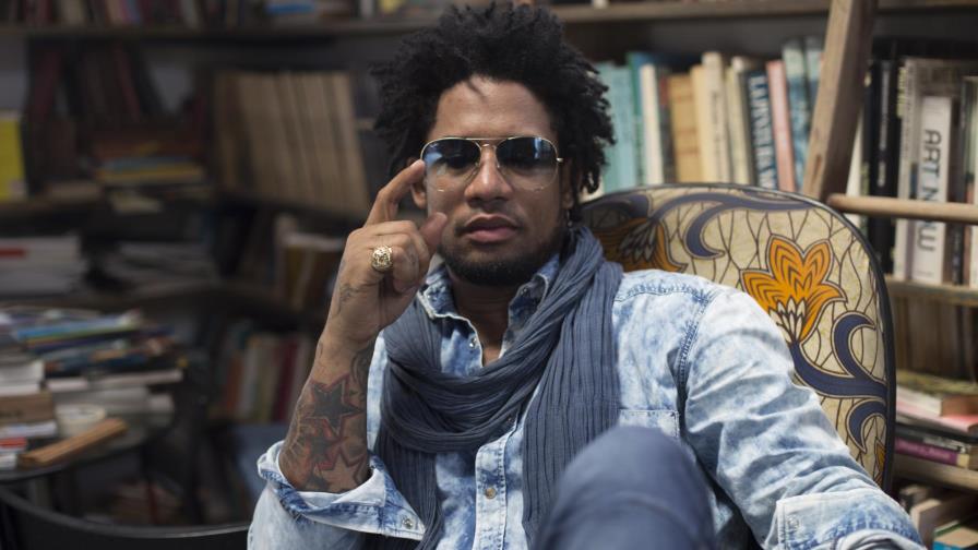 “Hombre Gris” la canción de Vakeró que acusa e incomoda a la Policía Nacional