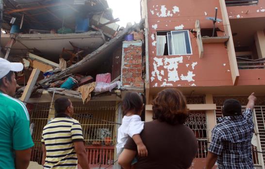 Desesperada búsqueda de sobrevivientes tras sismo que dejó 350 muertos en Ecuador