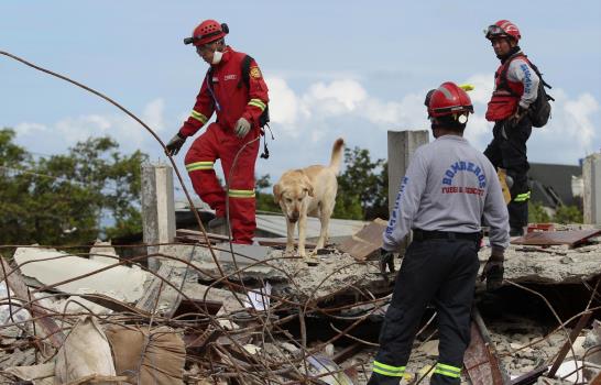 Desesperada búsqueda de sobrevivientes tras sismo que dejó 350 muertos en Ecuador