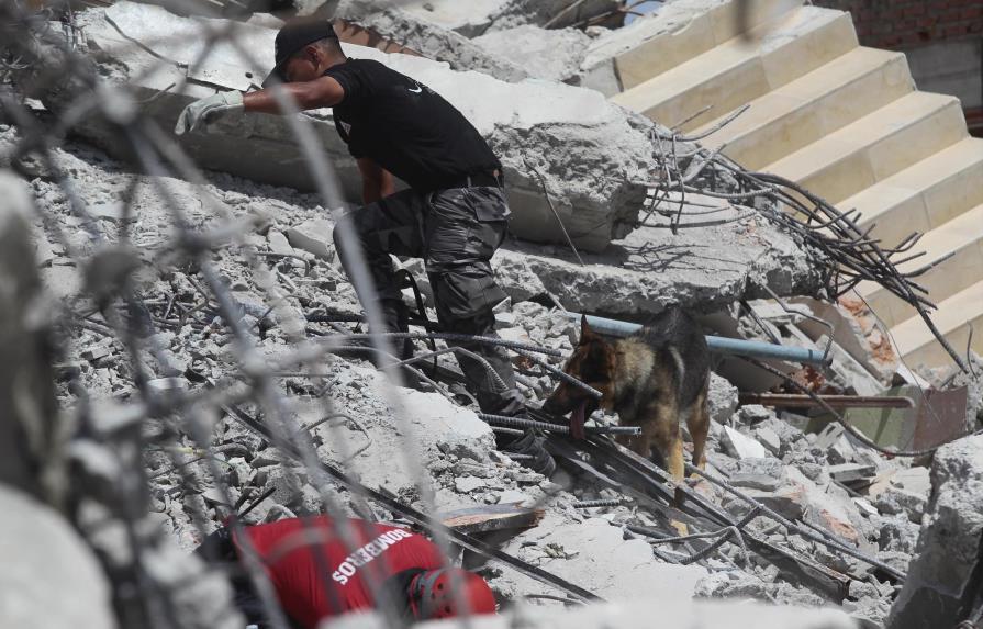Sobrevivientes mantienen la búsqueda de familiares tras sismo que deja 413 muertos