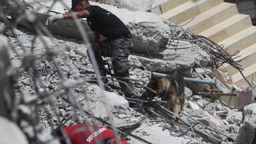 Sobrevivientes mantienen la búsqueda de familiares tras sismo que deja 413 muertos