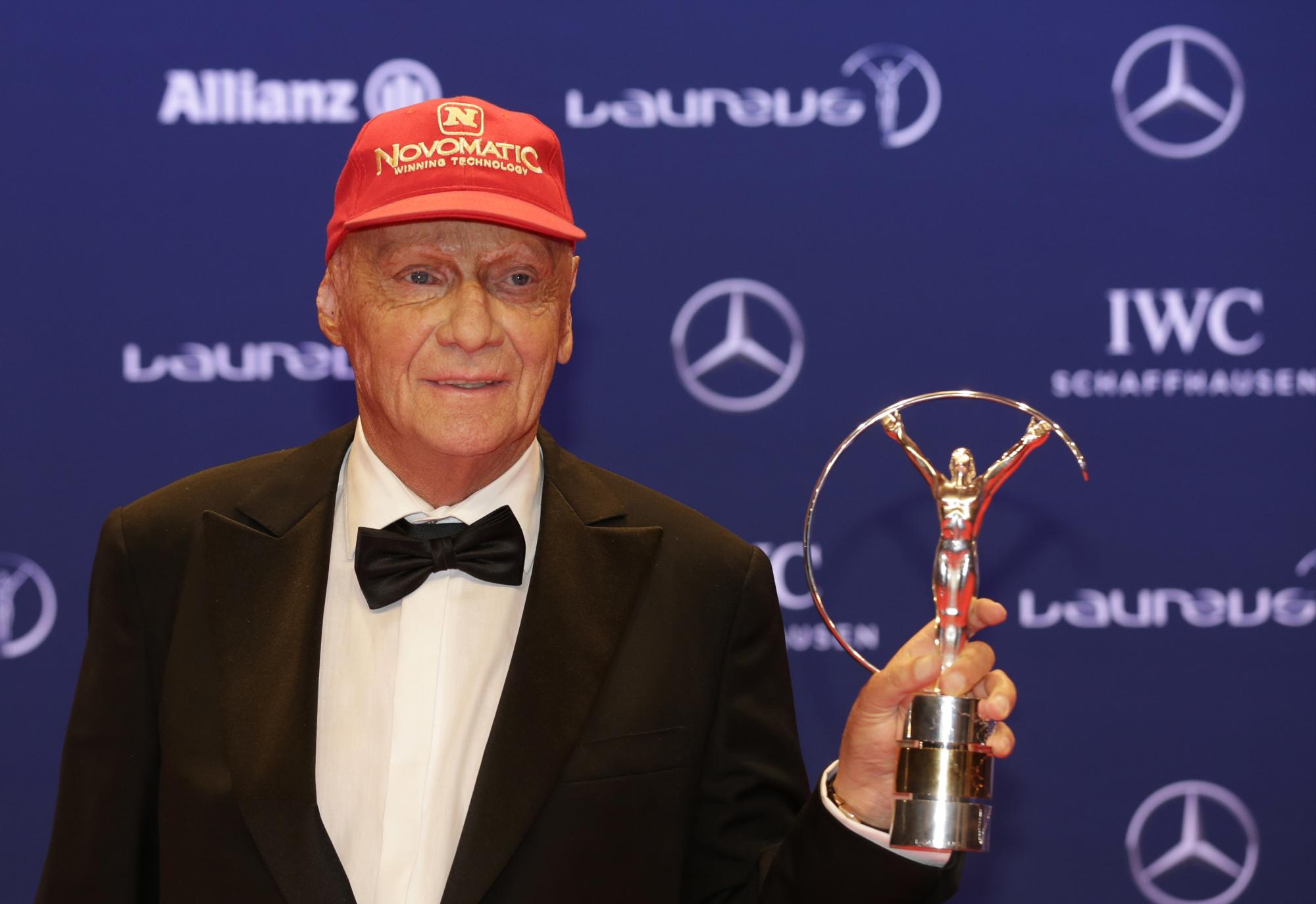 El expiloto de Fórmula Uno, Niki Lauda exhibe su trofeo Laureus de Logro de por vida Laureus este lunes en Berlin, Alemania. 