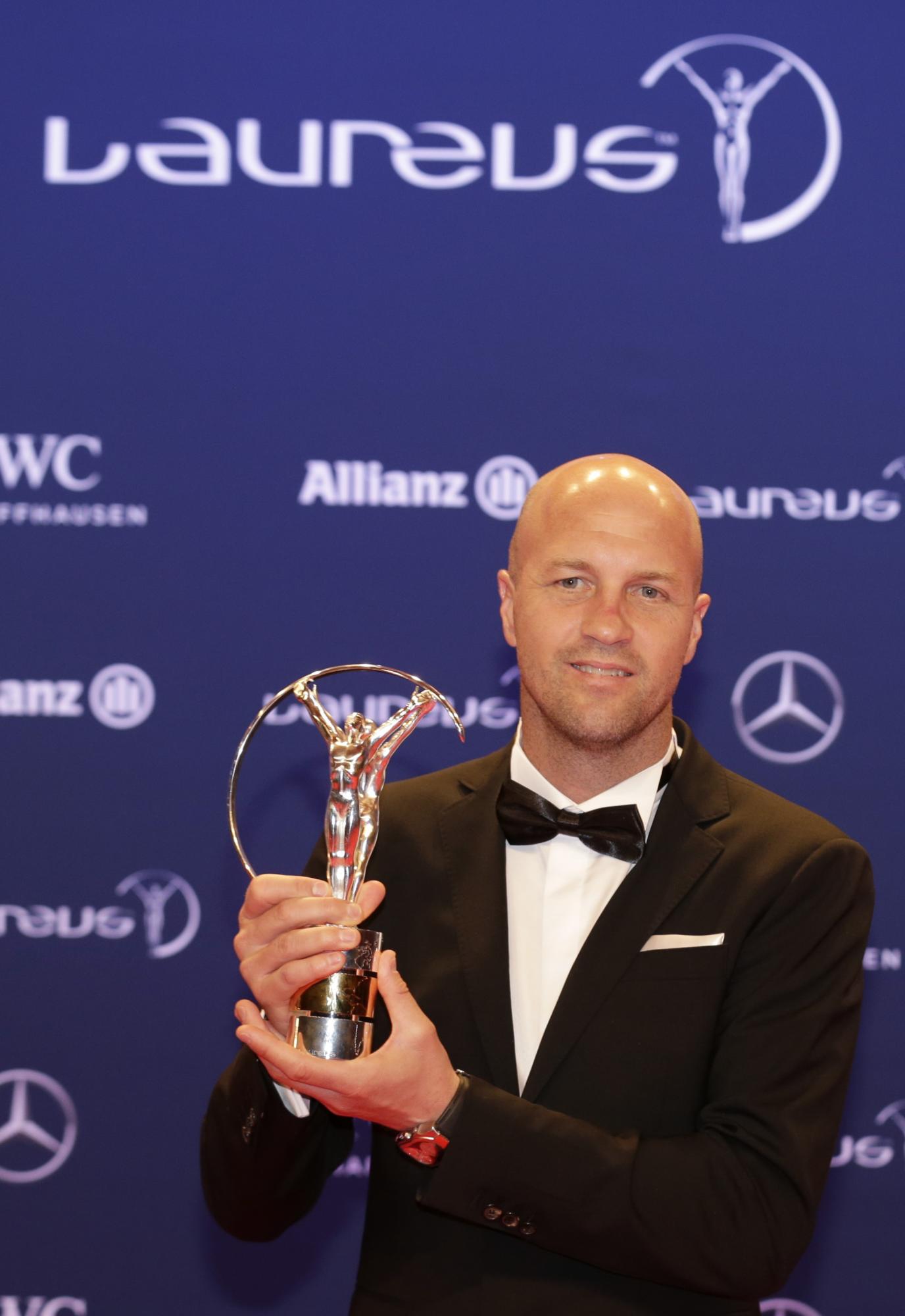 Jordi Cruyff sostiene el trofeo a nombre de su fenecido padre, Johan Cruyff, Espíritu de Deporte Laureus.