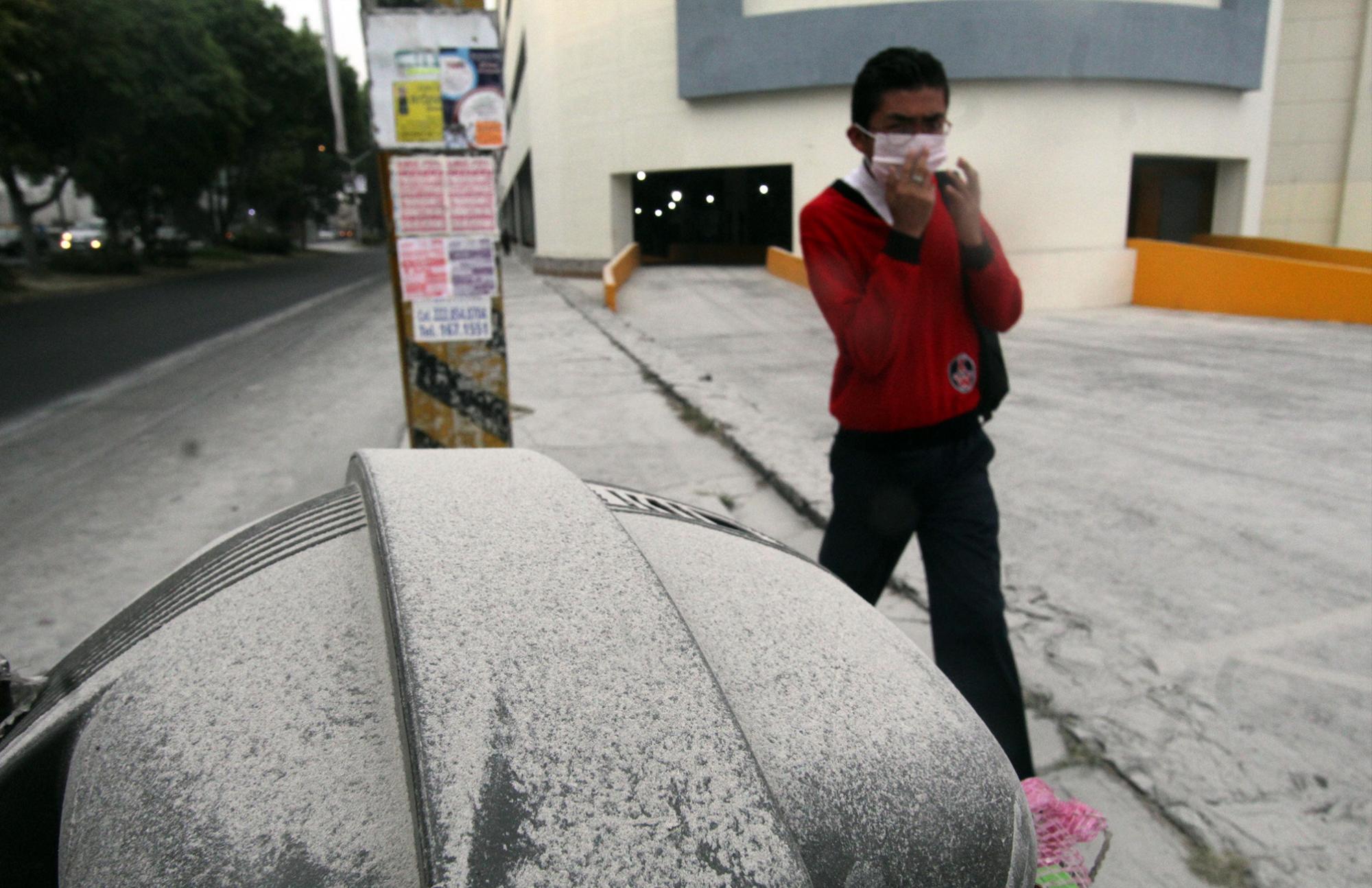Una lluvia de ceniza vista hoy, 18 de abril de 2016, producto de la erupción del volcán Popocatépetl en el estado de Puebla. 