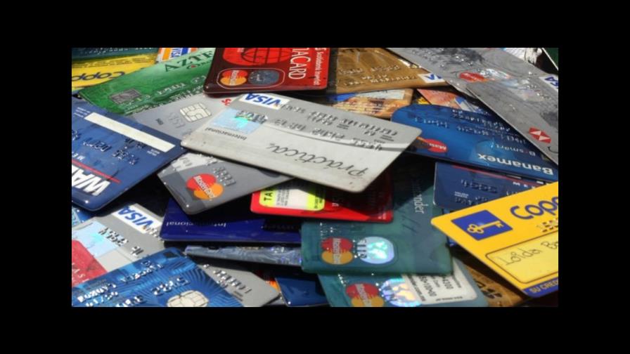 Pro Consumidor exhorta a no pagar cargos extras con tarjetas en los comercios 