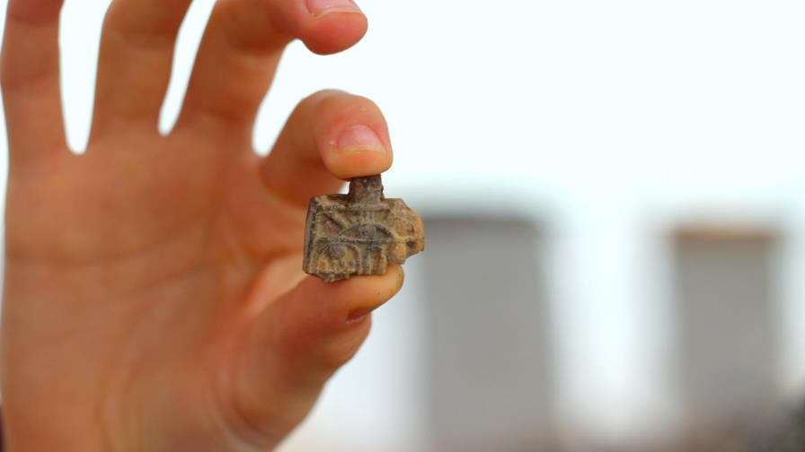 Niña israelí halla un dije egipcio de 3,200 años de antigüedad