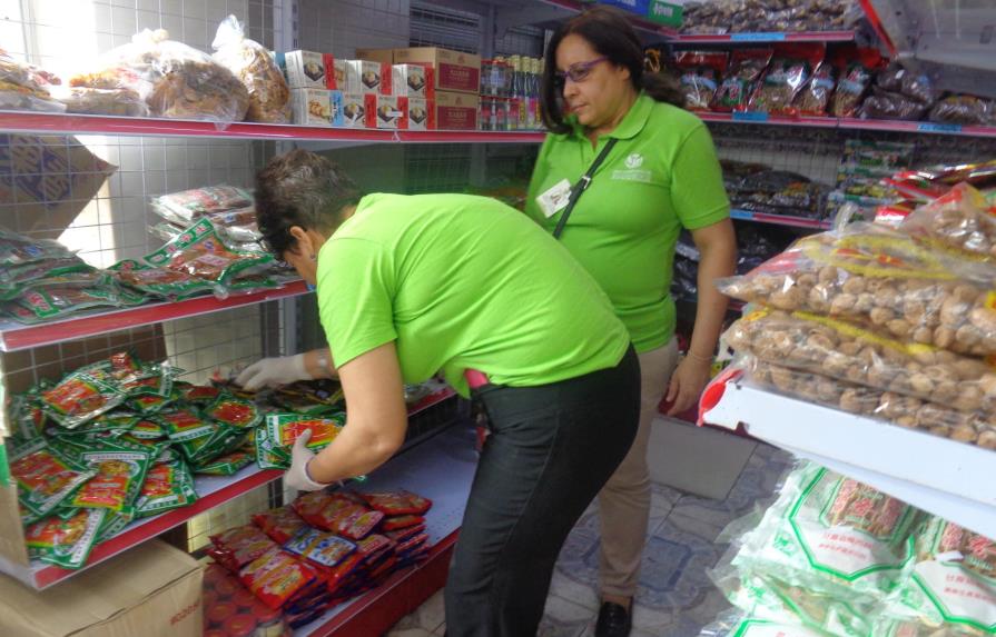 Pro Consumidor decomisa productos con etiqueta en otro idioma y vencidos en el Barrio Chino