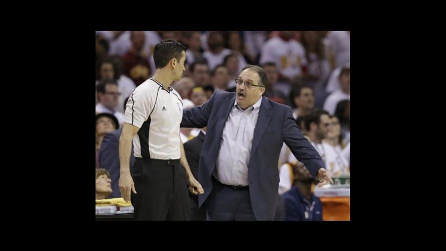 LeBron evita discutir con el coach de los Pistons 