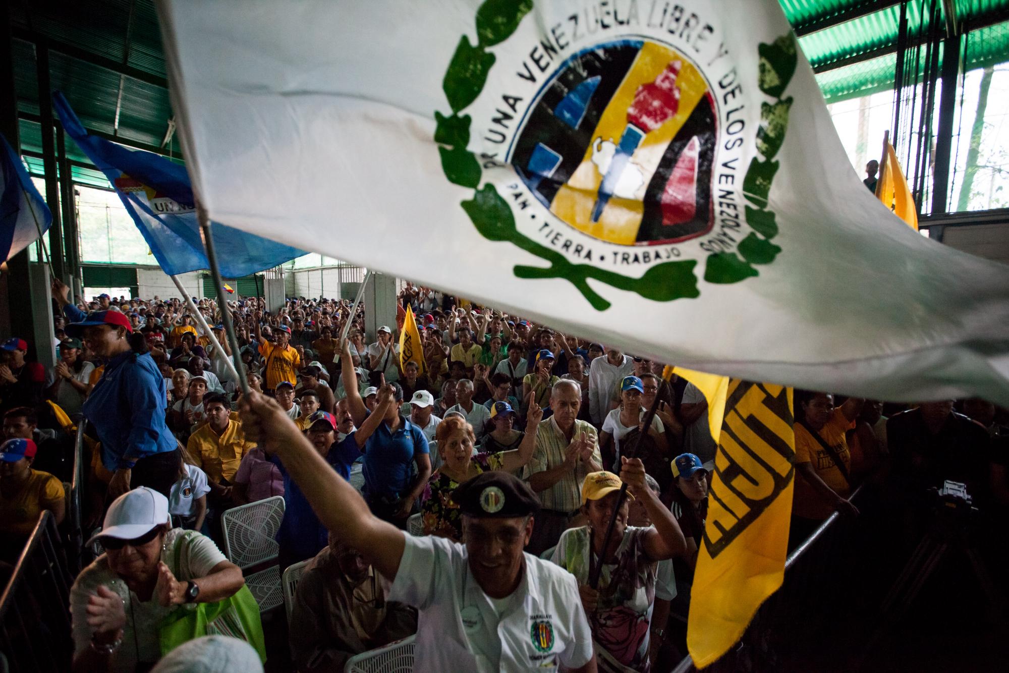 Opositores participan en una manifestación de apoyo a un referendo revocatorio. 