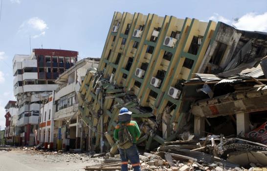 Rabia e impotencia por lentitud de los rescates tras sismo en Ecuador