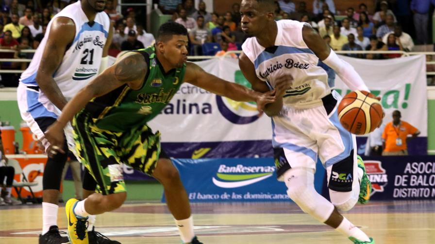Mauricio Báez le pasó el rolo a San Carlos en arranque de la final Mauricio Báez le pasó el rolo a San Carlos en arranque de la final