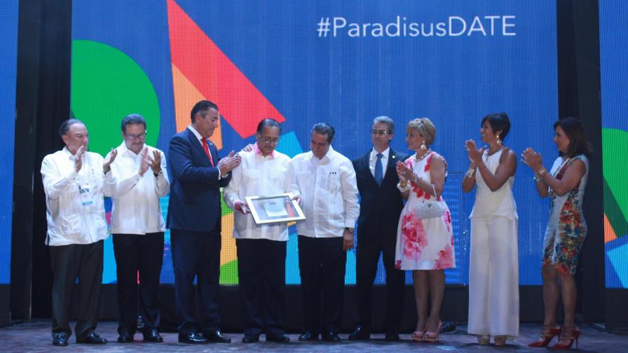 Banco Popular reconoce trayectoria de Arturo Villanueva en la Asociación de Hoteles y Turismo 