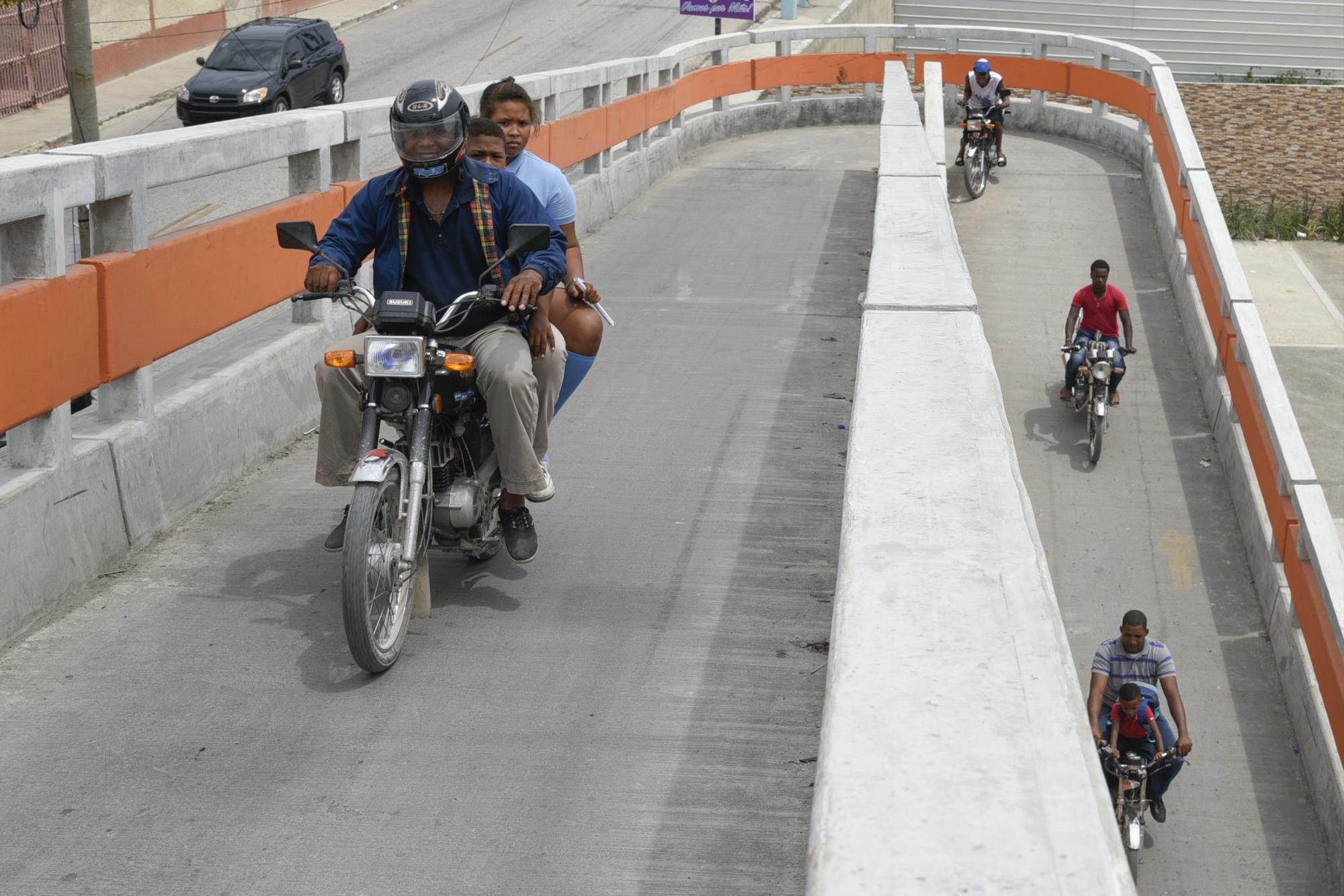 Vista del puente peatonal y de motocicletas en la autopista Las Américas.