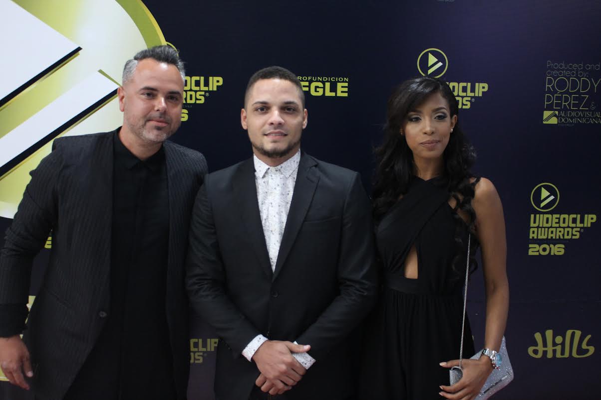 El cantante español Juan Magán y sus acompañantes posan previo al evento 