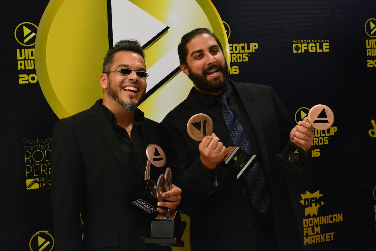 Ganadores posan para la prensa