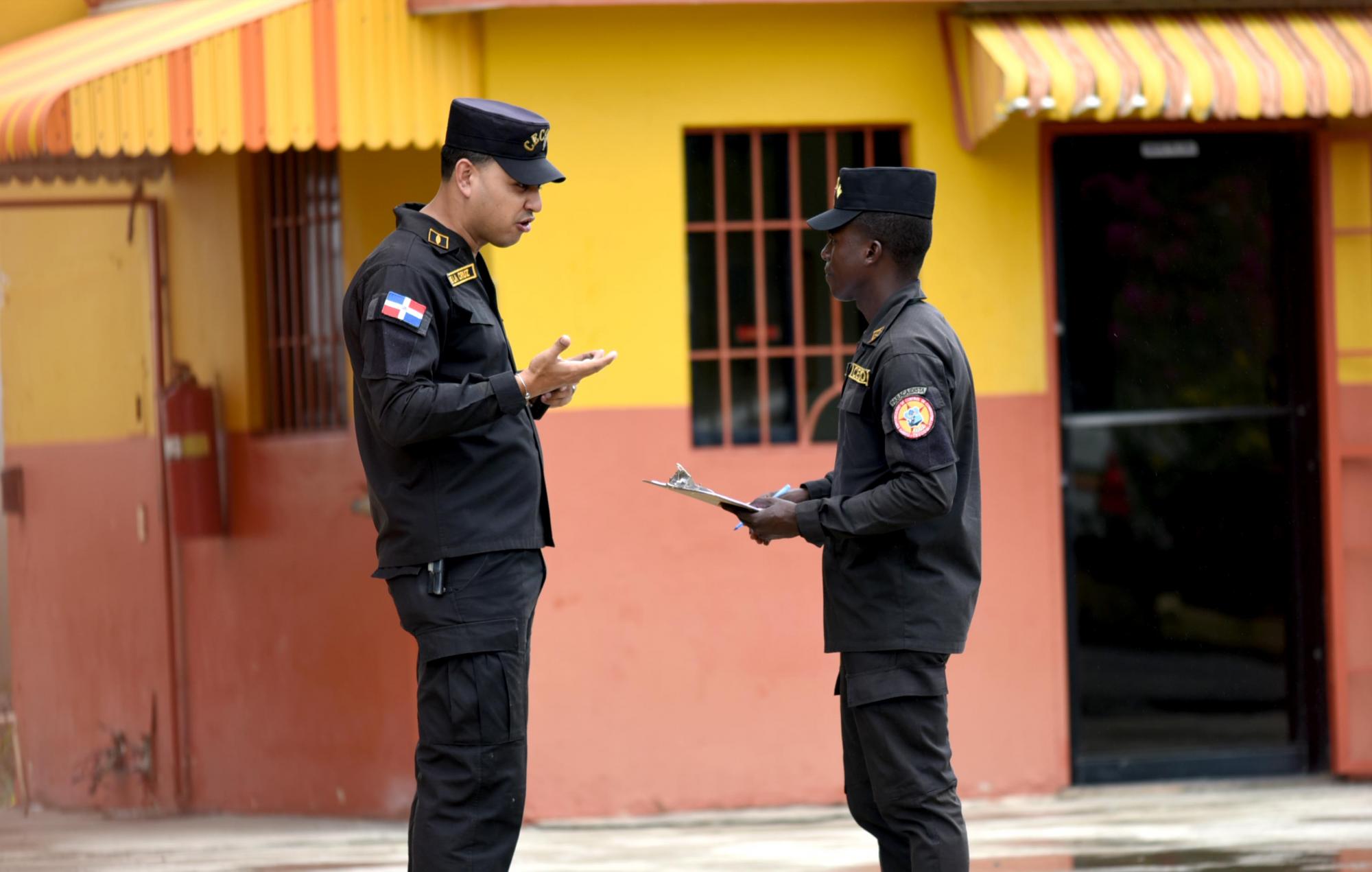 Personal del Cuerpo Especializado de Control de Combustibles, mientras inspecciona las instalaciones Burende Gas.