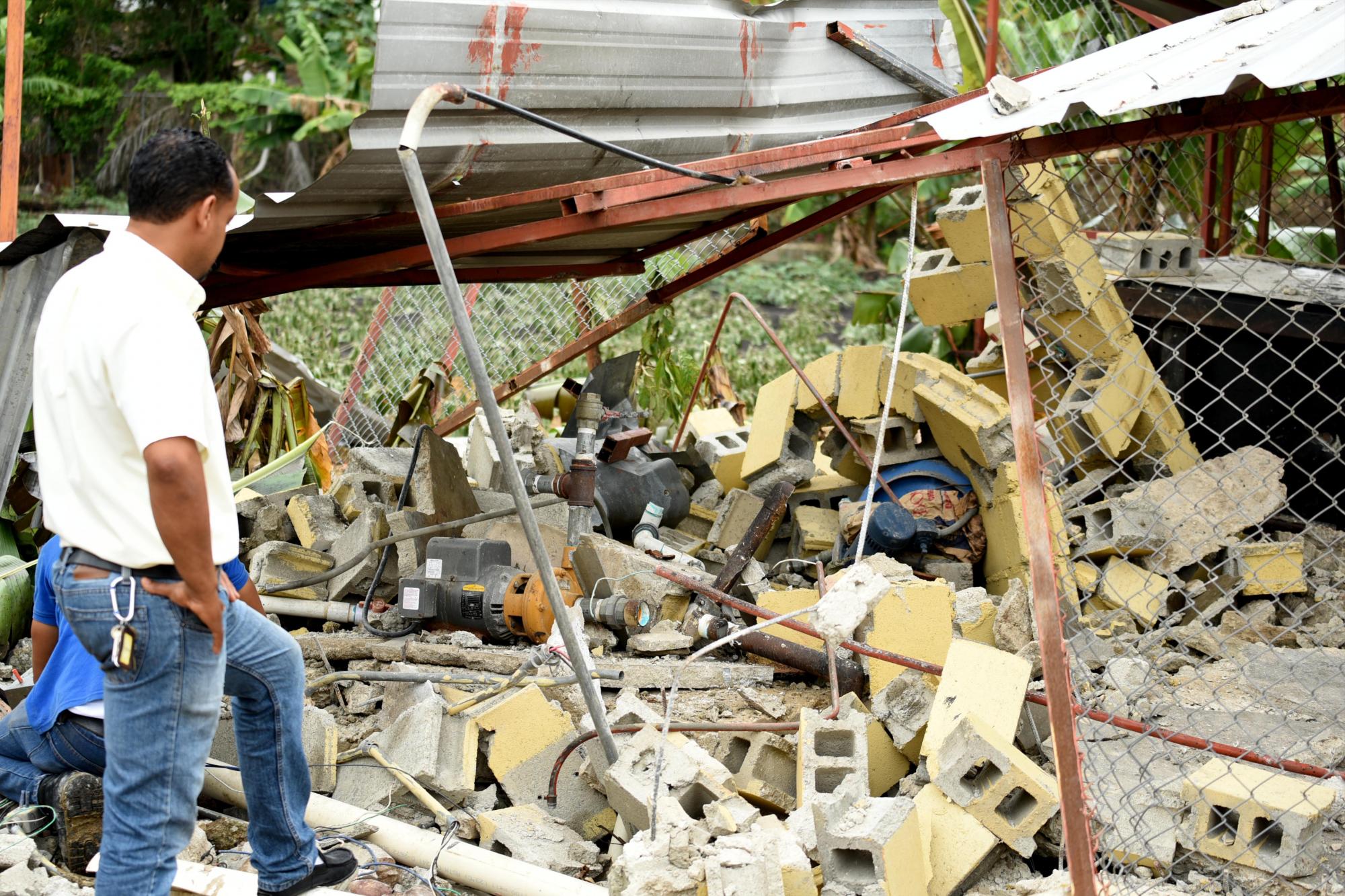 Dos obreros reparan el área afectada