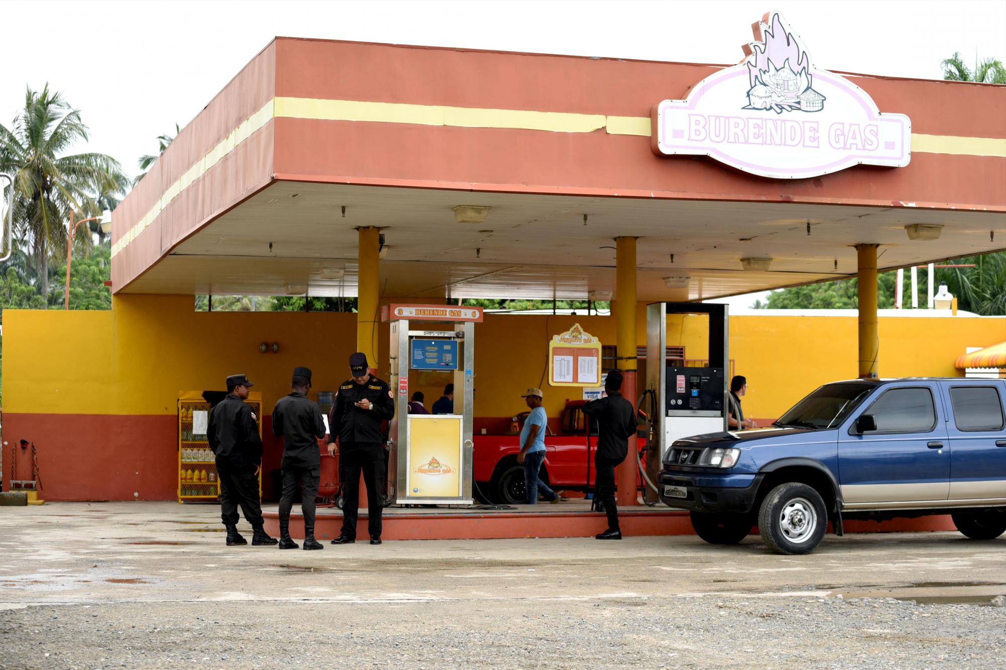 Personal del Cuerpo Especializado de Control de Combustibles, mientras inspecciona las instalaciones de Burende Gas.