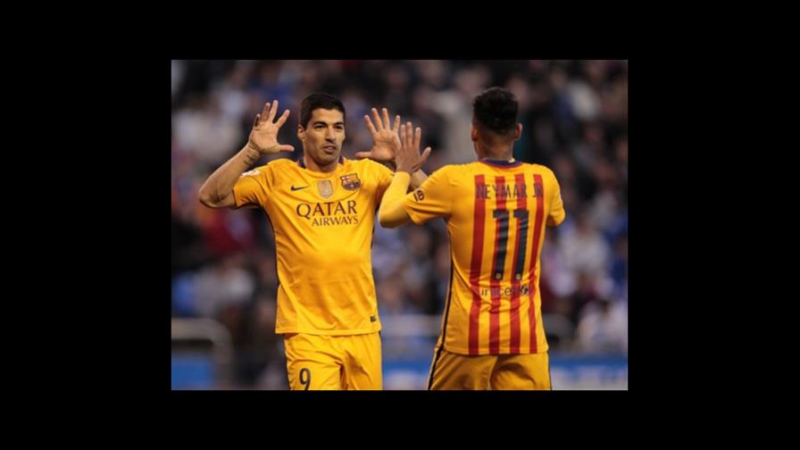 Suárez marca cuatro y reaviva al Barça, que retiene la punta Suárez marca cuatro y reaviva al Barça, que retiene la punta