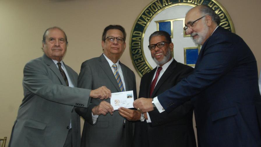 INPOSDOM pone en circulación emisión postal conmemorativa al 50 aniversario de la UNPHU
