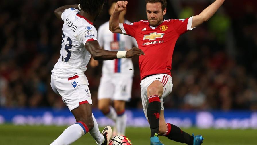 Manchester United vence y presiona al Arsenal en la lucha por cuarto puesto