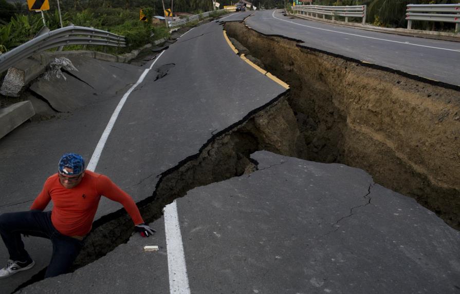 Fuertes réplicas dificultan las tareas de rescate en Ecuador