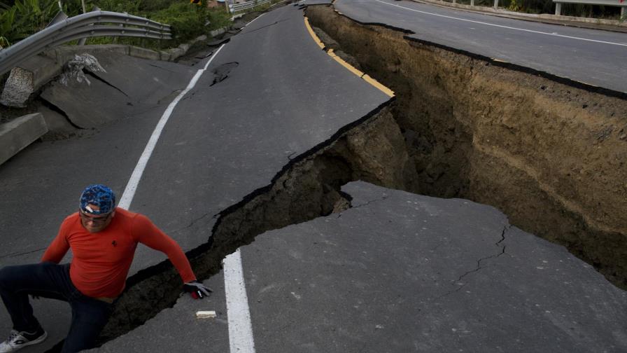 Fuertes réplicas dificultan las tareas de rescate en Ecuador