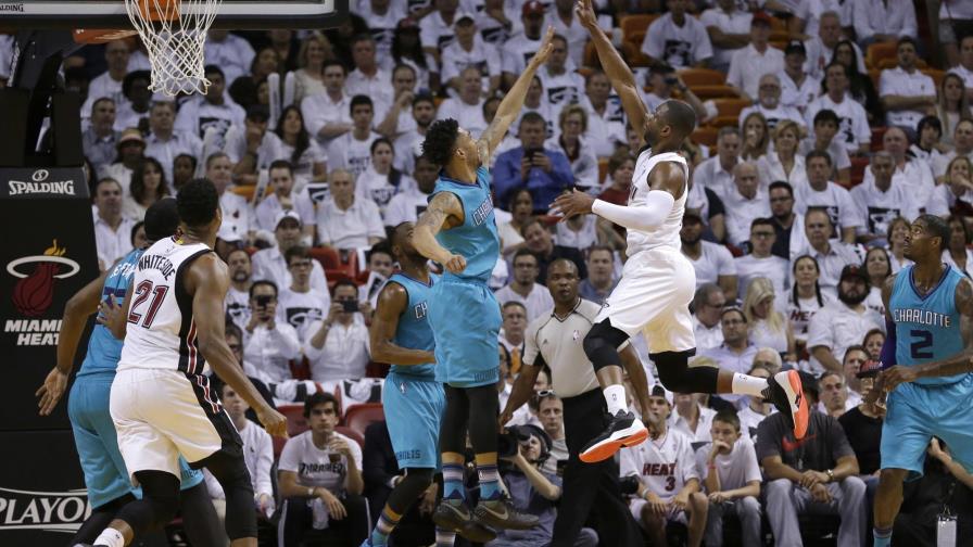 Wade encesta 28 y pone al Heat 2-0 ante Charlotte