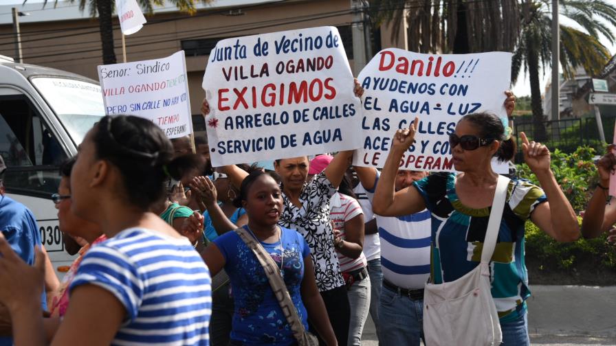 Protestan frente a la alcaldía de Santo Domingo Oeste por arreglo de las calles 