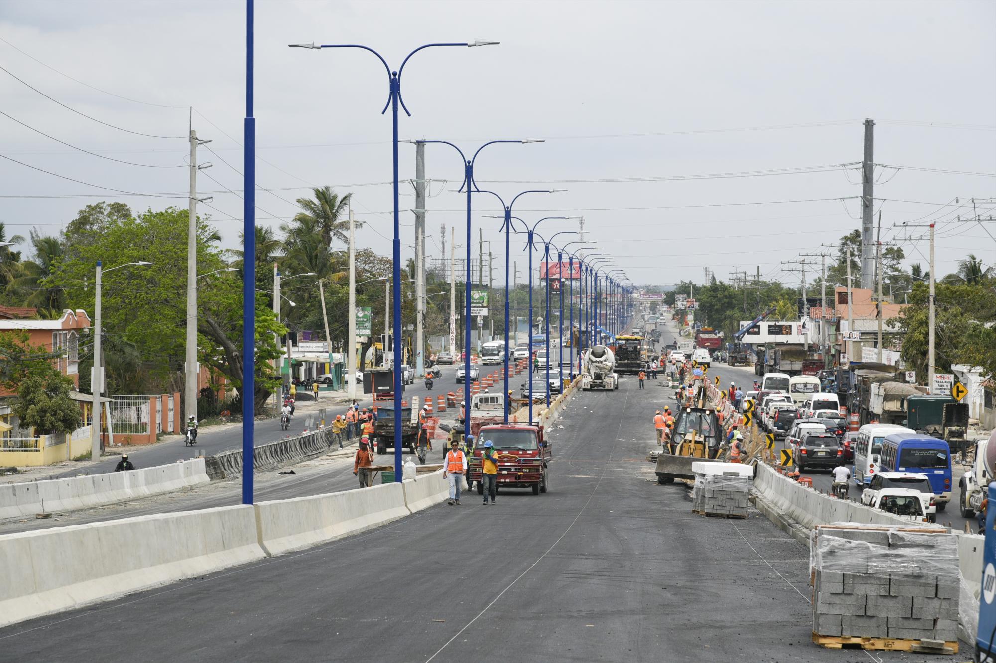 Trabajos finales en el elevado ubicado en el cruce del Puerto Multimodal Caucedo, en la autopista Las Américas.