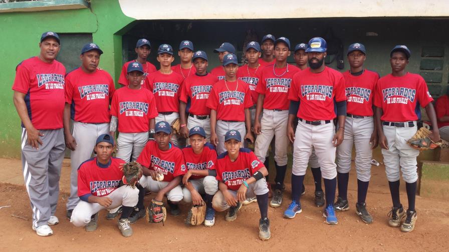 Tiburones y Leopardos avanzan en béisbol 13-15 años