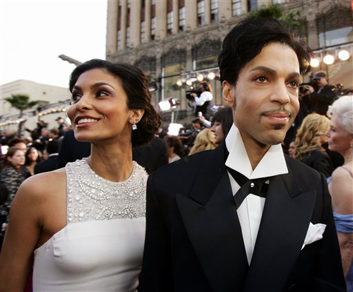Prince llega con su esposa Manuela Testolini para la 77ª entrega de los Oscar en Los Angeles en una fotografía de archivo del 27 de febrero de 2005. 