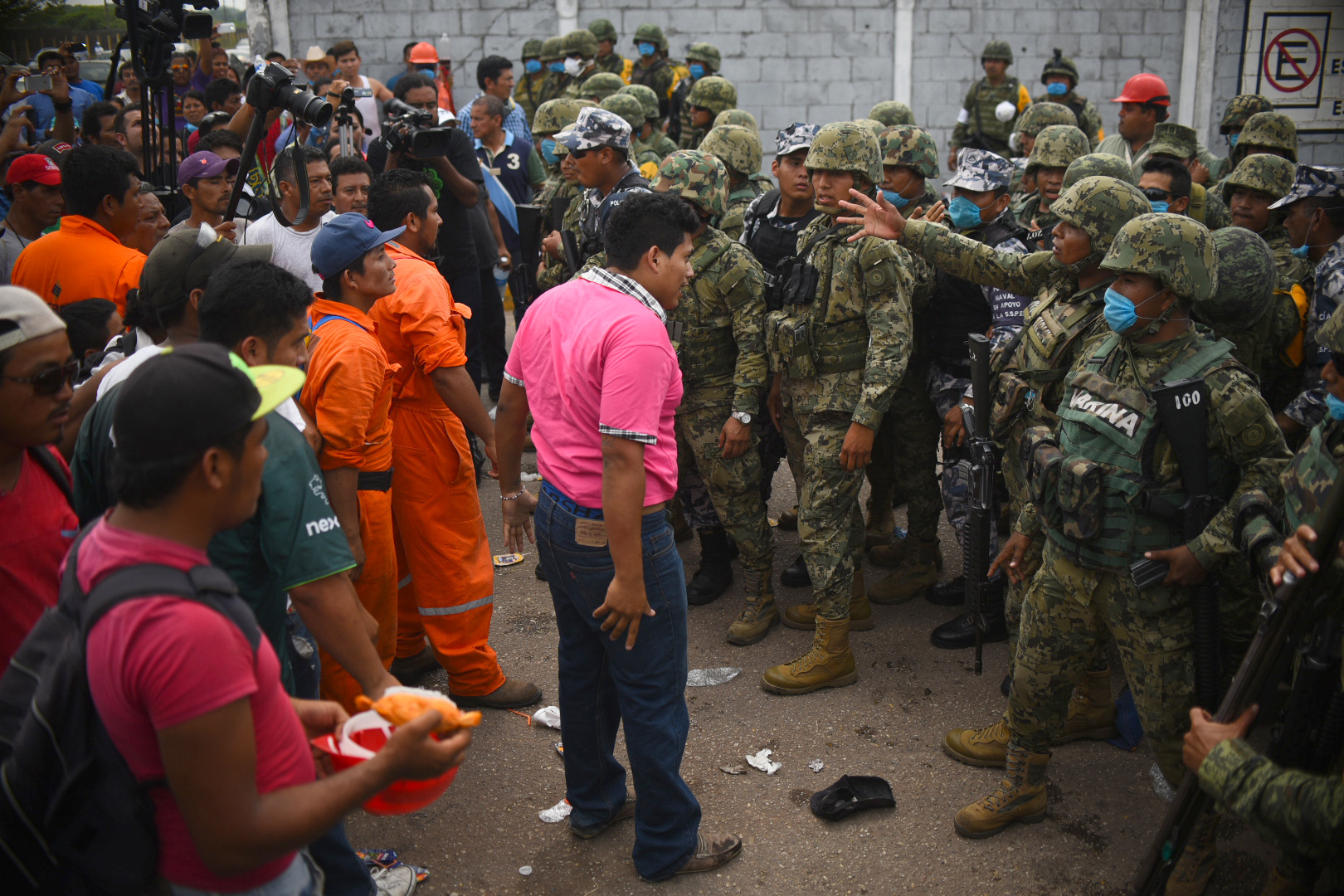 Decenas de familiares de trabajadores de la empresa Pemex intentan traspasar hoy, jueves 21 de abril de 2016, la barrera de efectivos del Ejército que resguarda la zona donde se registró la explosión. 