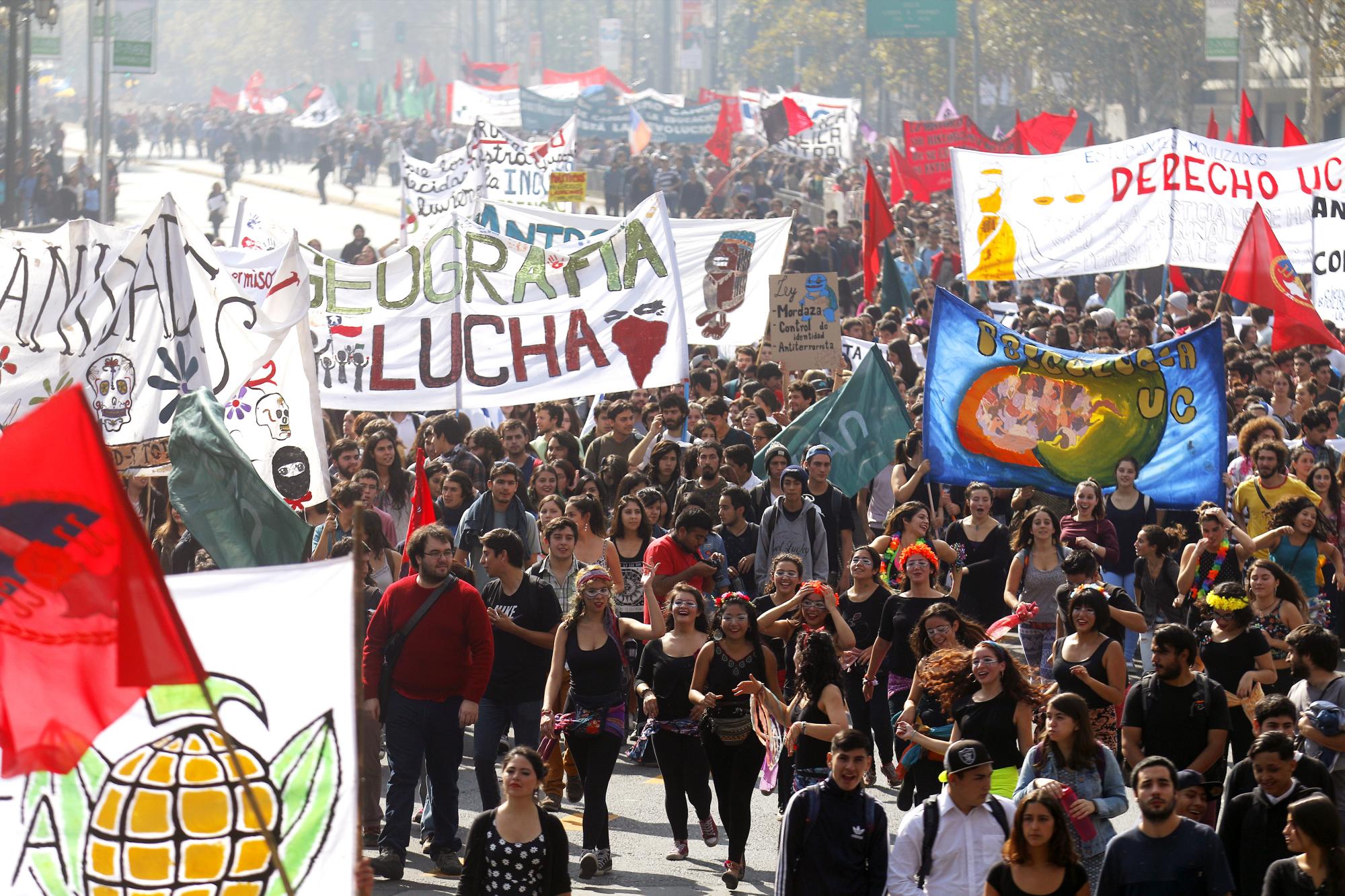Miles de estudiantes chilenos participan hoy, jueves 21 de abril de 2016, durante la primera manifestación del año en contra de la reforma educacional, en Santiago de Chile