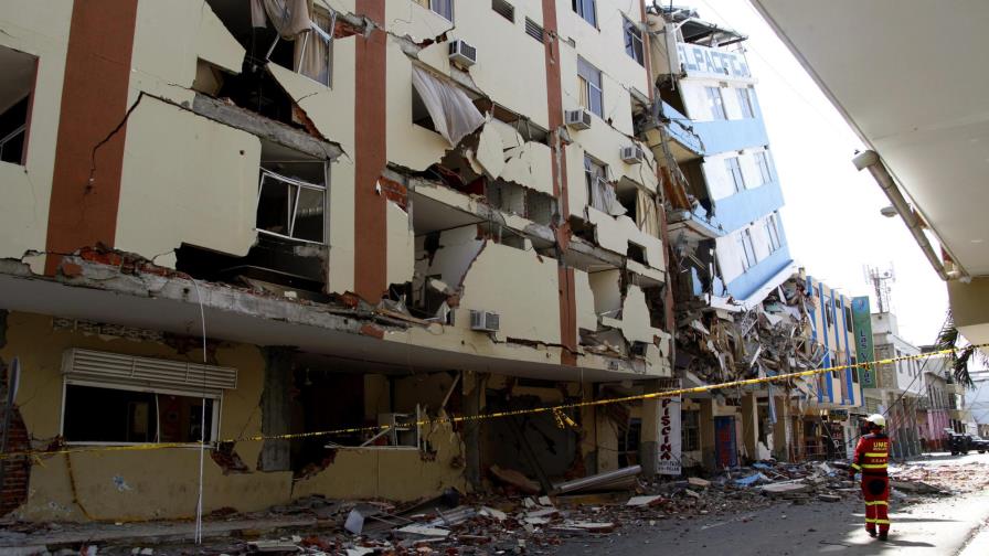 Suben a 587 los muertos y a 8.340 los heridos en el terremoto de Ecuador