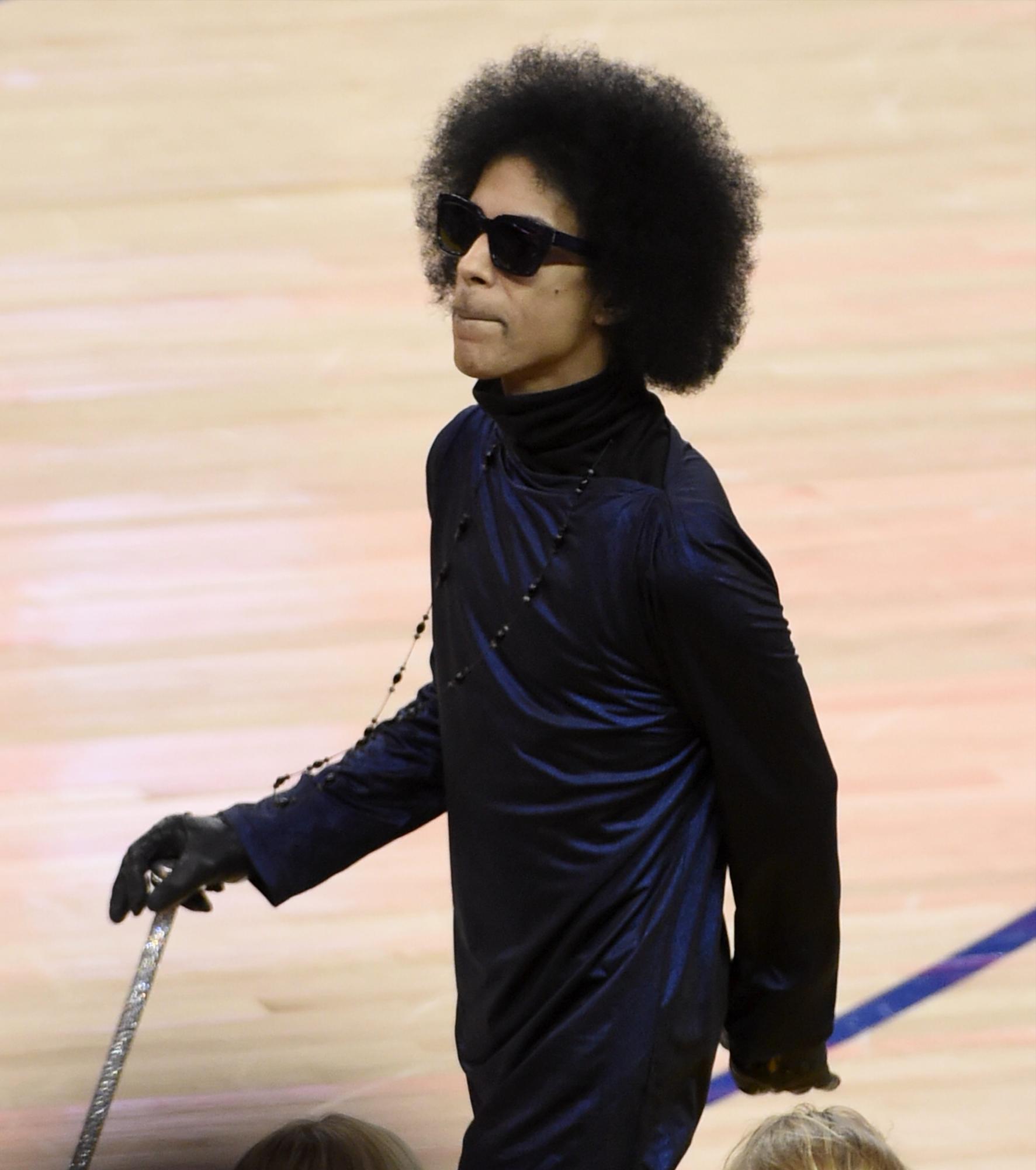 Prince antes del partido de la NBA en 2007 entre los Oklahoma City Thunder y los Golden State Warrior en Oakland, California, Estados Unidos.