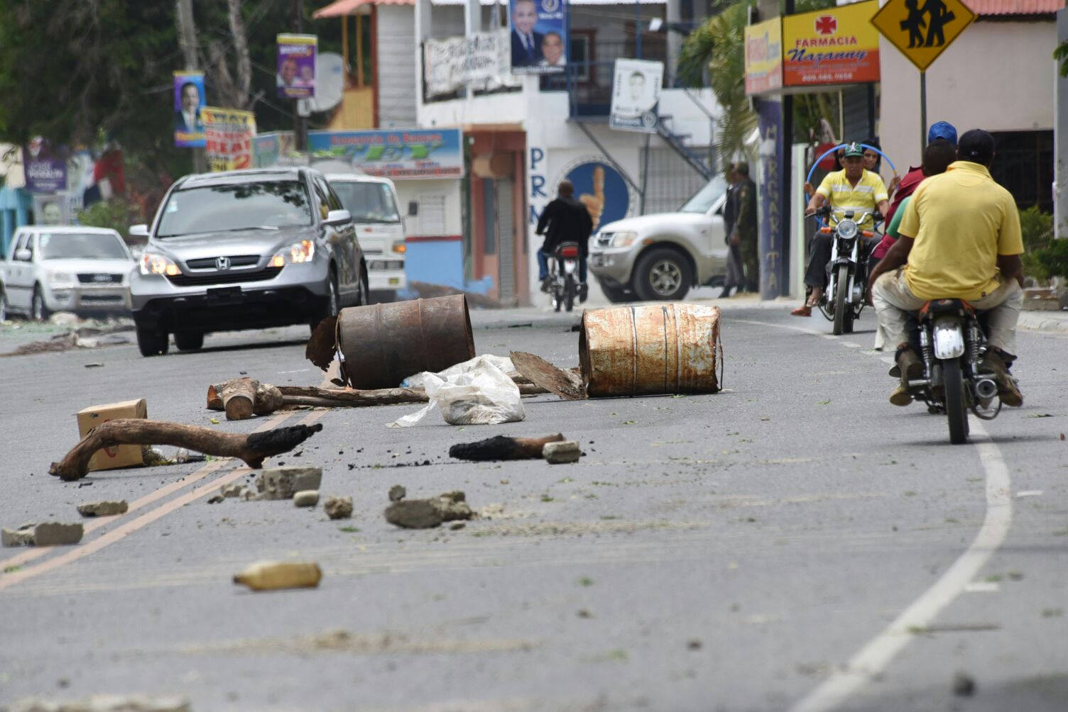 La carretera  Duarte fue bloqueada con escombros durante la protesta en la comunidad de Jaibón, del municipio Laguna Salada, hoy 22 de abril de 2016.