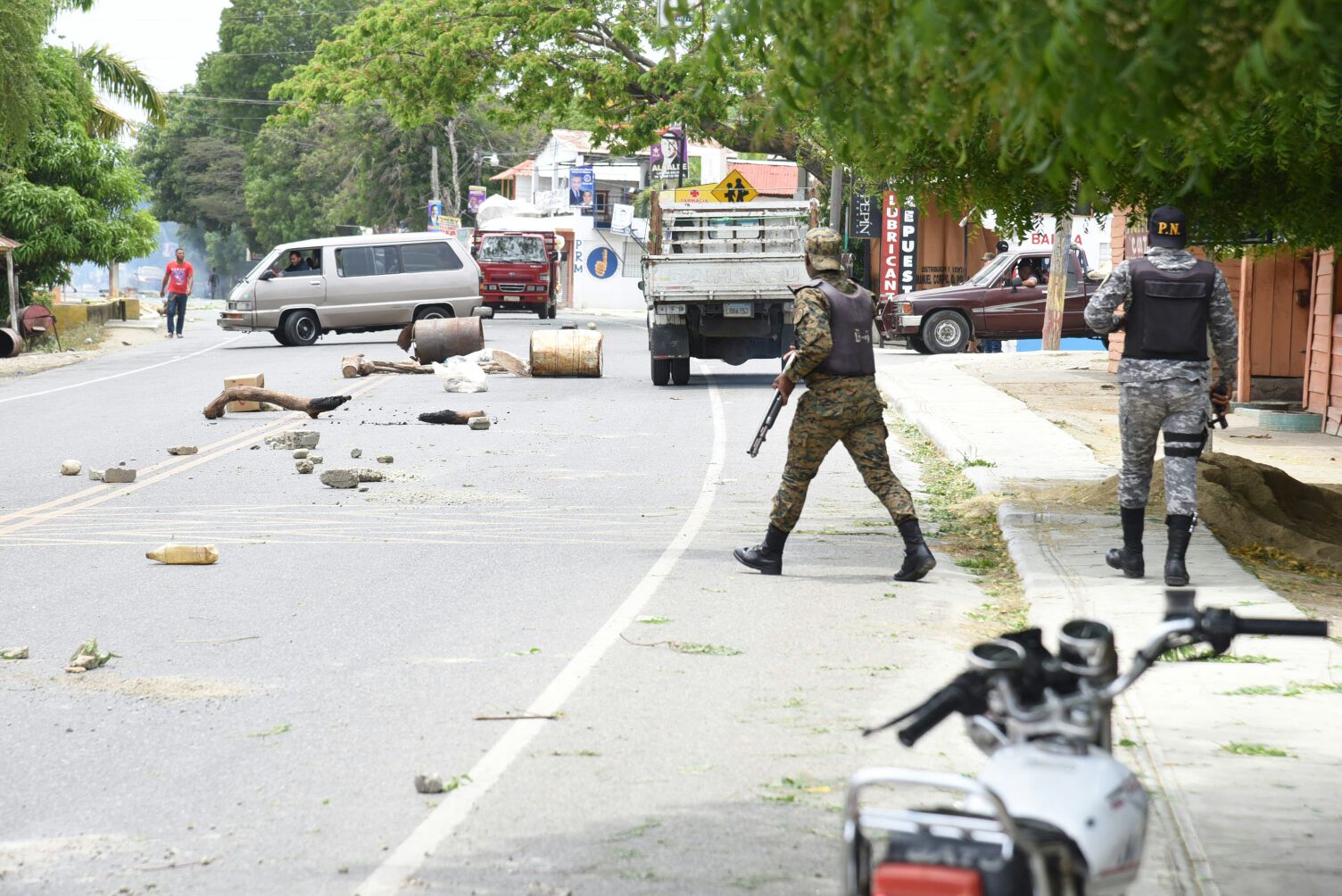 La carretera  Duarte fue bloqueada con escombros durante la protesta en la comunidad de Jaibón, del municipio Laguna Salada, hoy 22 de abril de 2016.