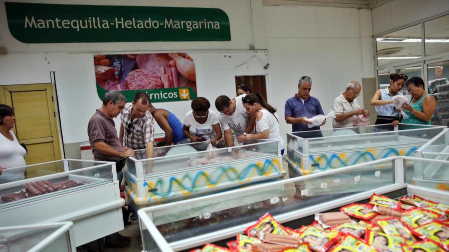 Cubanos acogen como alivio rebaja de algunos precios y piden que se extienda Cubanos acogen como alivio rebaja de algunos precios y piden que se extienda