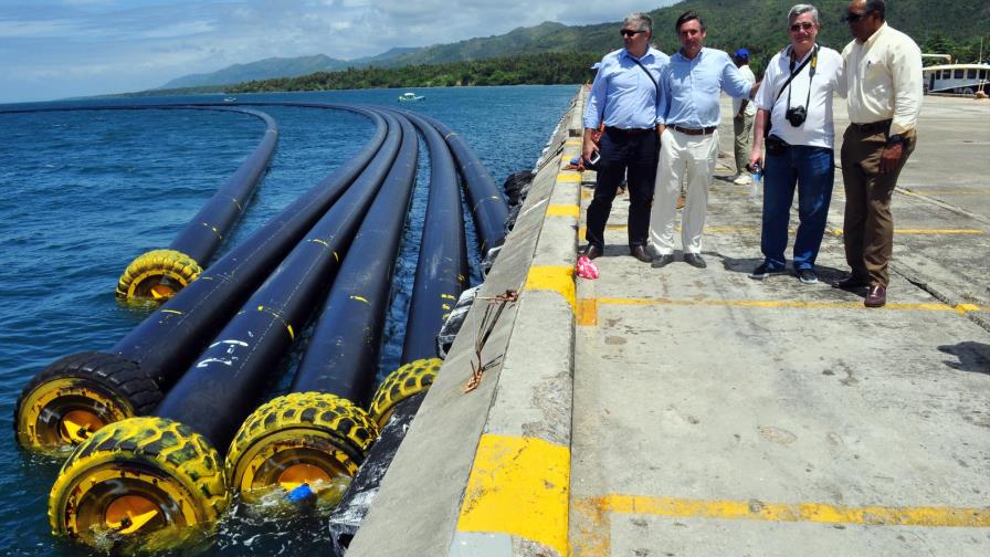Llegan tubos gigantes para construir emisario marino en Puerto Plata