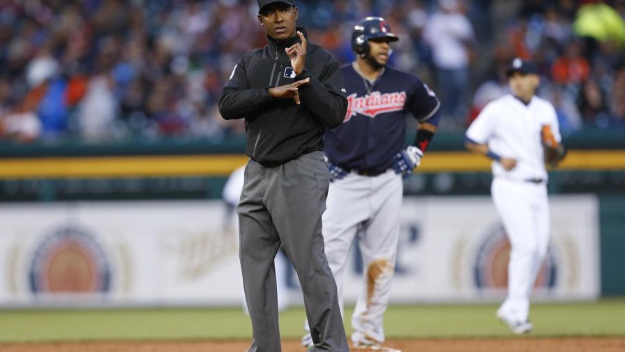 Ramón Ferrer hace historia; primer árbitro dominicano en trabajar en las Grandes Ligas