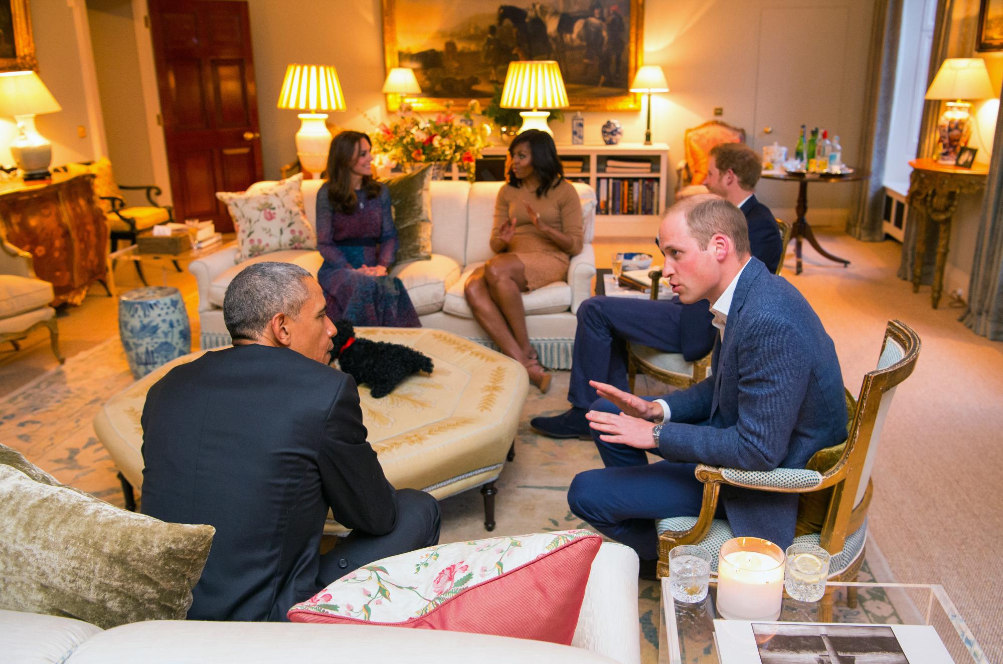 El principe Guillermo conversa con el presidente Obama, mientras que la princesa Kate conversa con la primera dama de Estados Unidos, Michelle Obama, y su cuñado, el príncipe Harry.