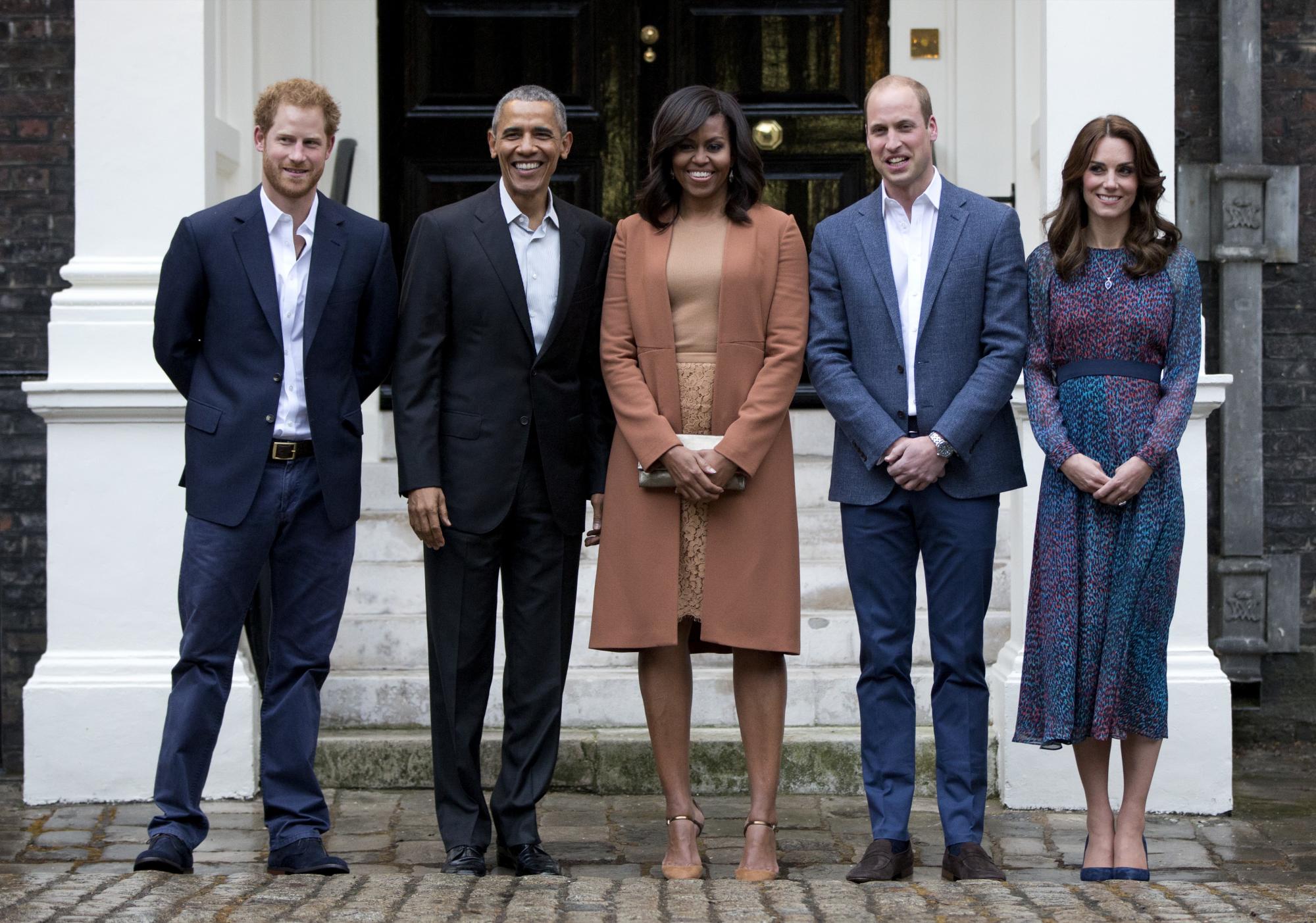De izquierda a derecha: el príncipe Harry, el presidente Barack Obama y su esposa Michelle Obama, y los príncipes Guillermo y Kaete frente al Palacio de Kensington en Londres. 