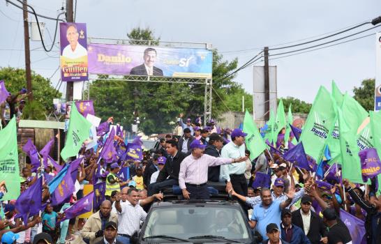 Medina recorrió parte  San Cristóbal y Baní, ayer